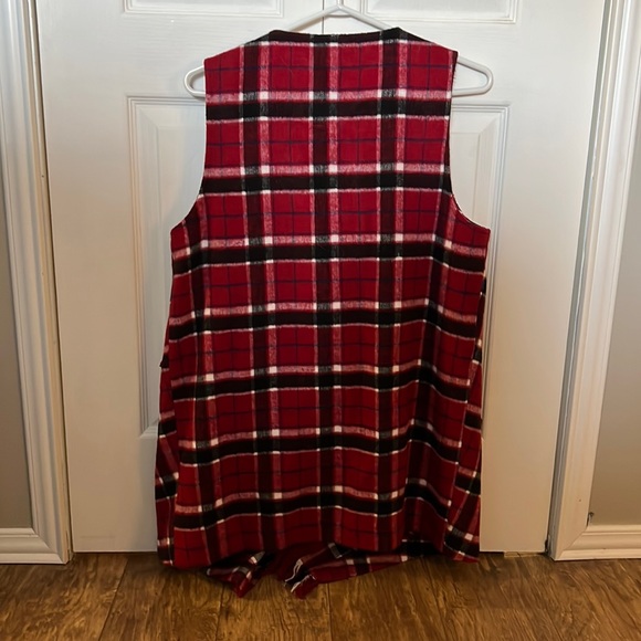Fleece red plaid vest with fringe and pockets - Picture 3 of 3